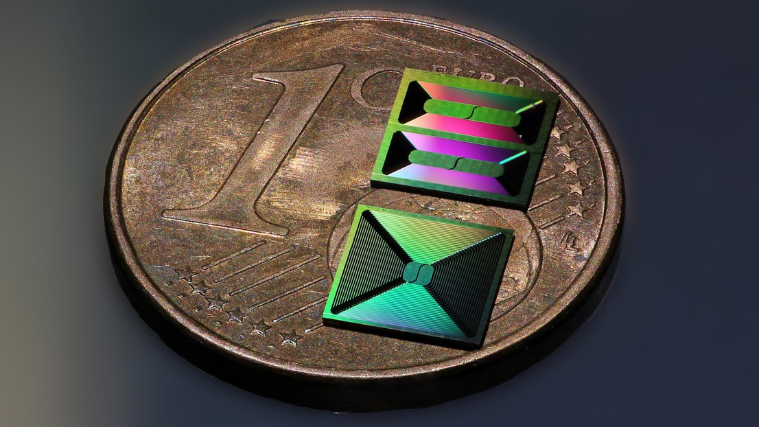 Integrated silicon nitride photonic chips with meter-long spiral waveguides. Credit: Jijun He and Junqiu Liu (EPFL).