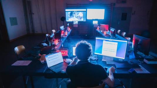 The mission control center works day and night © Jamani Caillet / 2021 EPFL