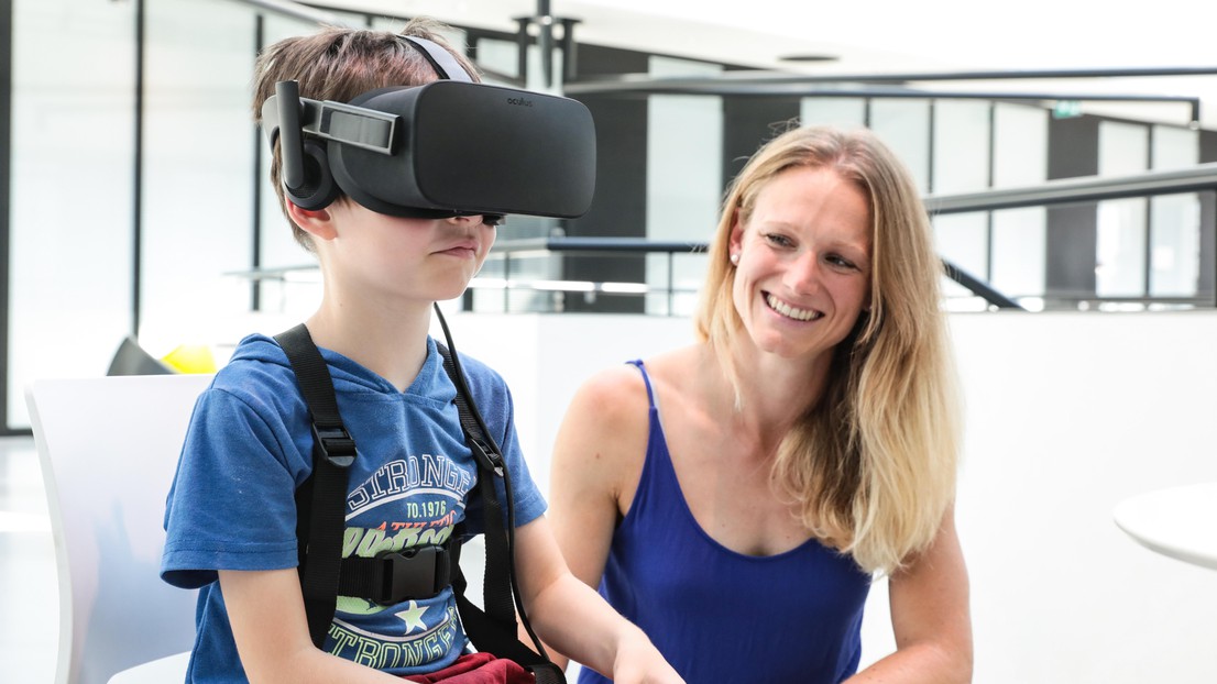 © 2021 EPFL / Alain Herzog. Jenifer Miehlbradt with a 6 year-old boy trying out virtual reality.