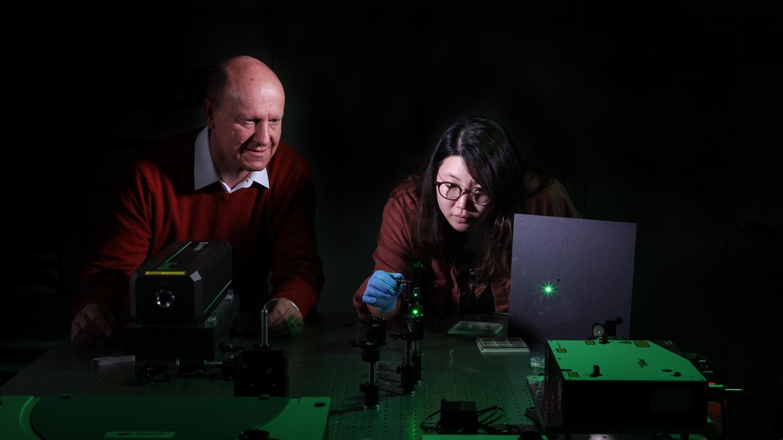 Olivier Martin and Jeonghyeon Kim work with the laser whose power has been reduced to the level corresponding to class 1. 2022 EPFL/ Alain Herzog- CC-BY-SA 4.0