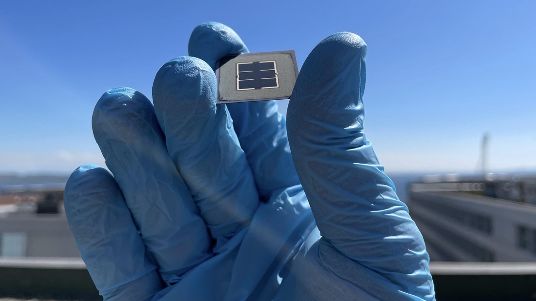 EPFL scientists in Neuchâtel have developed a tandem solar cell that can deliver a certified efficiency of 29.2%. 2022 EPFL/ Christian Wolff- CC-BY-SA 4.0