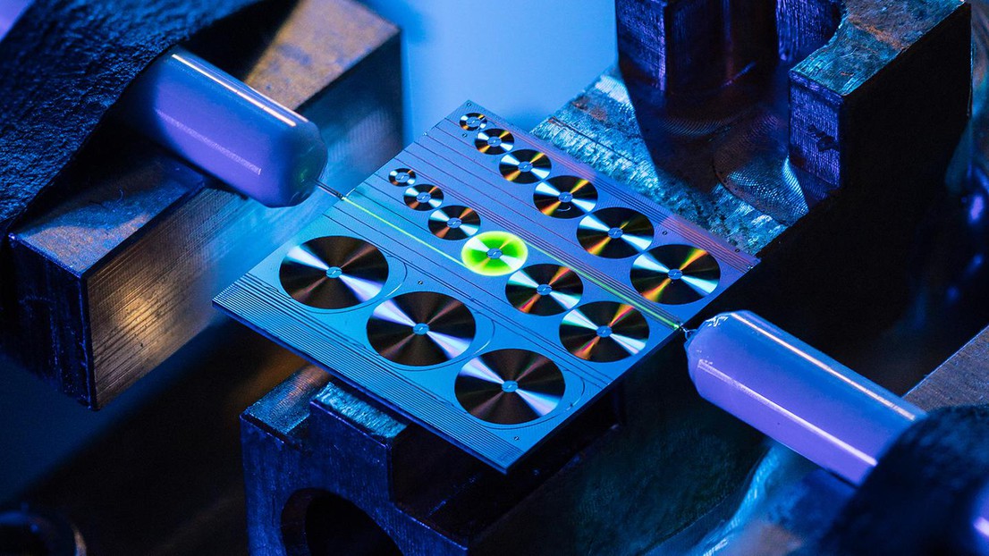 An erbium-doped waveguide amplifier on a photonic integrated chip. Credit: EPFL Laboratory of Photonics and Quantum Measurements. 2022 EPFL/Niels Ackermann - CC-BY-SA 4.0