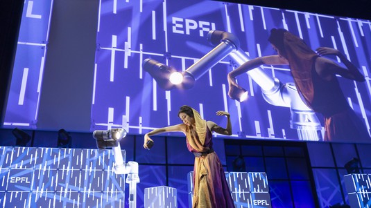 Merritt Moore, roboticienne et danseuse, durant sa performance artistique. 2022 EPFL/Unknown- CC-BY-SA 4.0