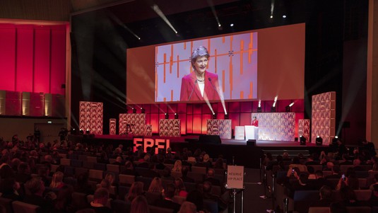La conseillère fédérale Simonetta Sommaruga au pupitre. 2022 EPFL/Unknown- CC-BY-SA 4.0