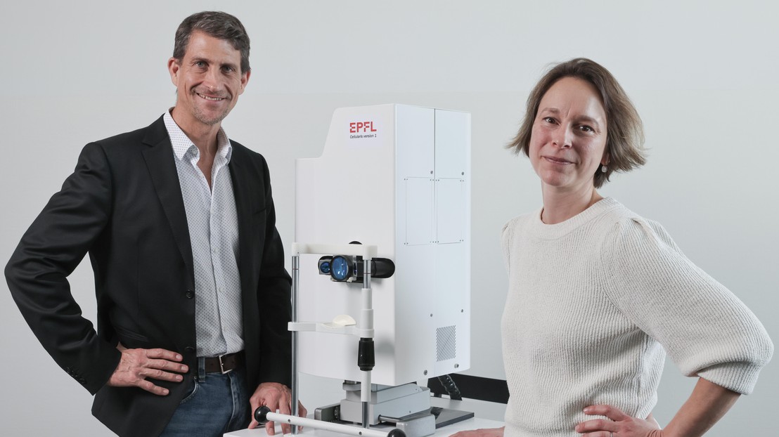 Christophe Moser and Laura Kowalczuk with the "Cellularis" prototype which allows to see the pigmentary epithelium 2022 EPFL/Alain Herzog - CC-BY-SA 4.0