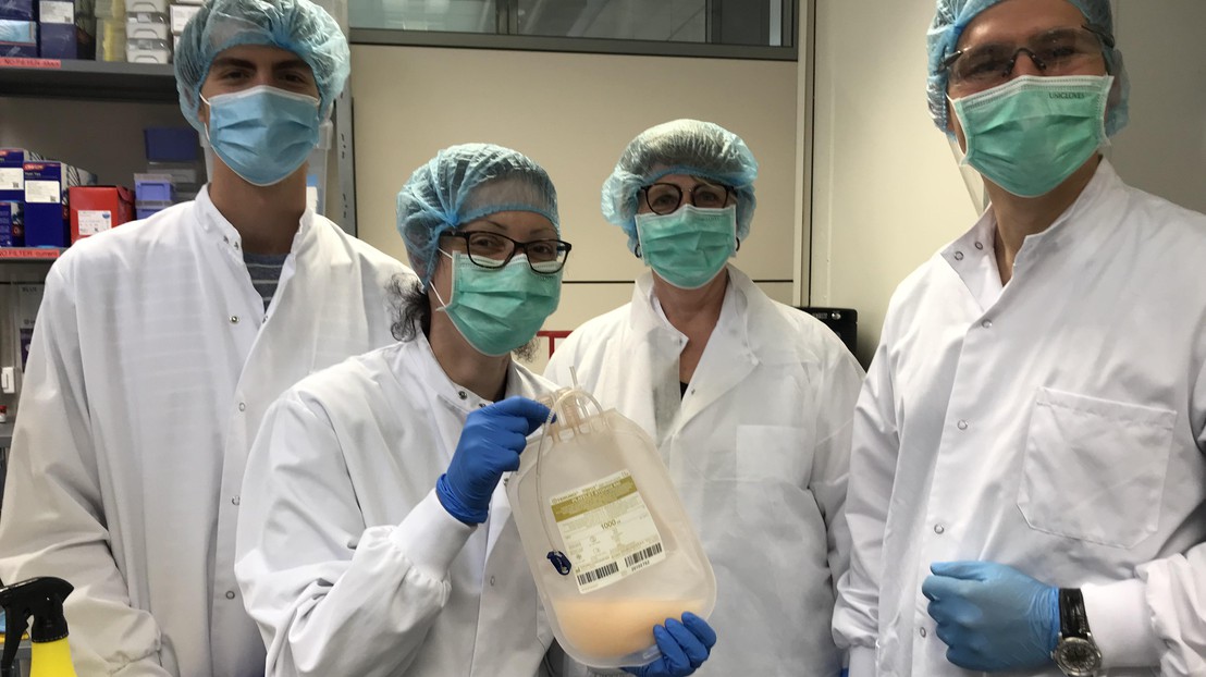 The start-up team with the first pocket of platelets produced using their system. 2022 EPFL/ HemostOD - CC-BY-SA 4.0