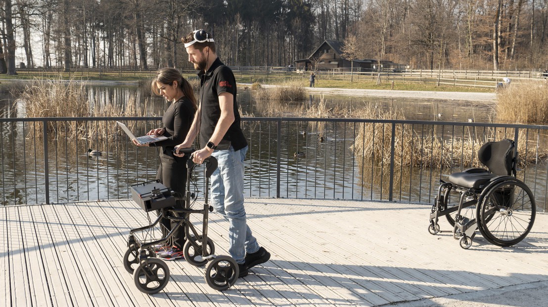 Gert-Jan and Andrea Galvez, Doctoral Assistant, walking at the Lac de Sauvabelin in Lausanne. 2023 EPFL / Gilles Weber, CC-BY-SA 4.0