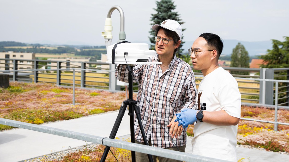 Prof. Nenes and postdoc Kunfeng Gao on the roof of MeteoSwiss building in Payerne - 2023 EPFL / Armand Goy - CC-BY-SA 4.0