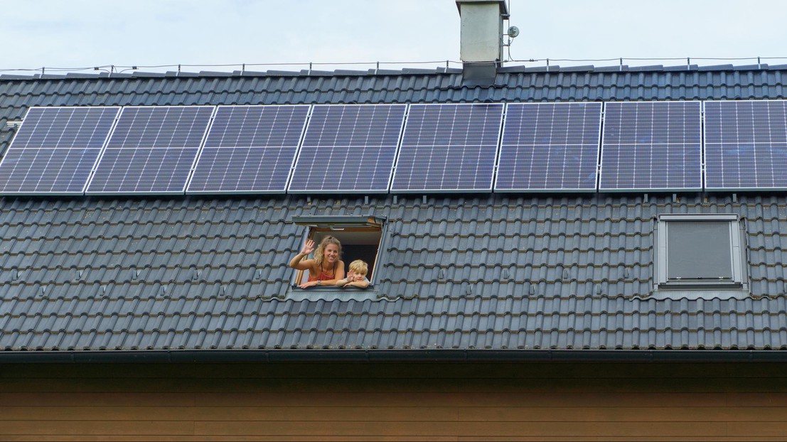 The study shows that having neighbors with solar panels plays a significant role. ©EPFL/iStock