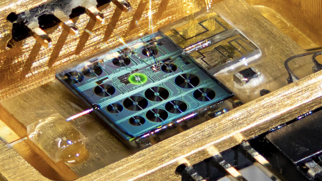 A fully-packaged hybrid integrated erbium-laser based on silicon nitride photonic integrated circuit. Credit: Andrea Bancora & Yang Liu (EPFL)
