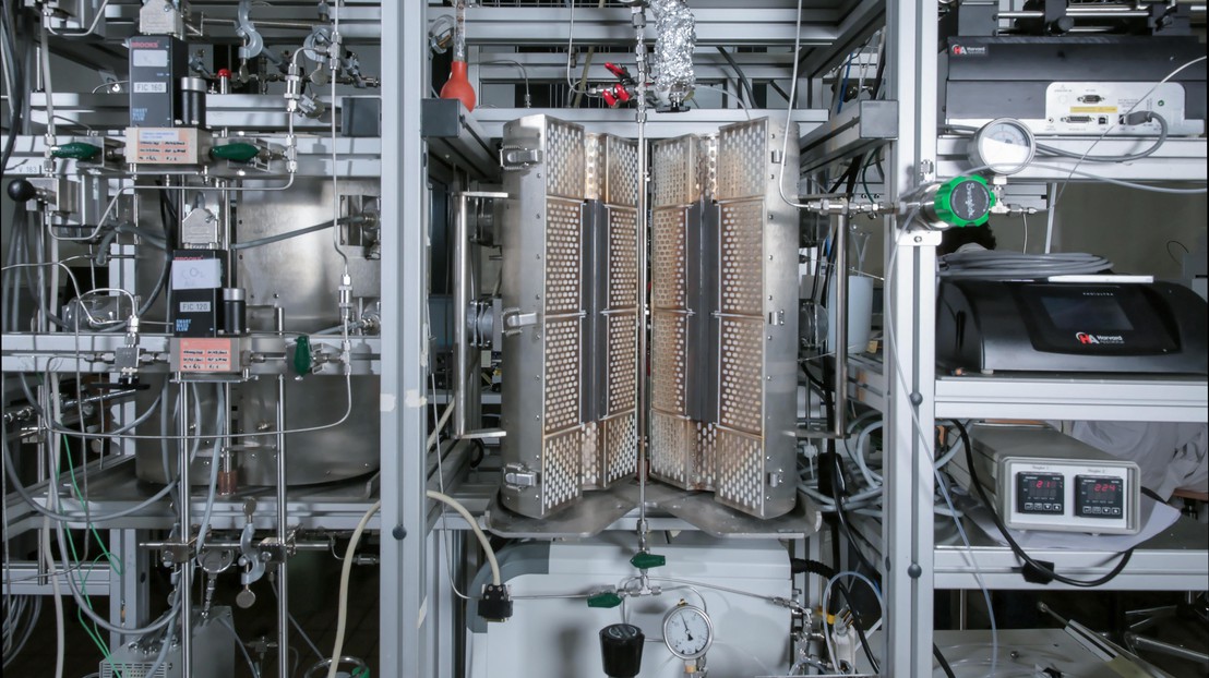 The reaction setup used to transform carbon dioxide with precisely layered catalysts. © 2024 EPFL / Alain Herzog