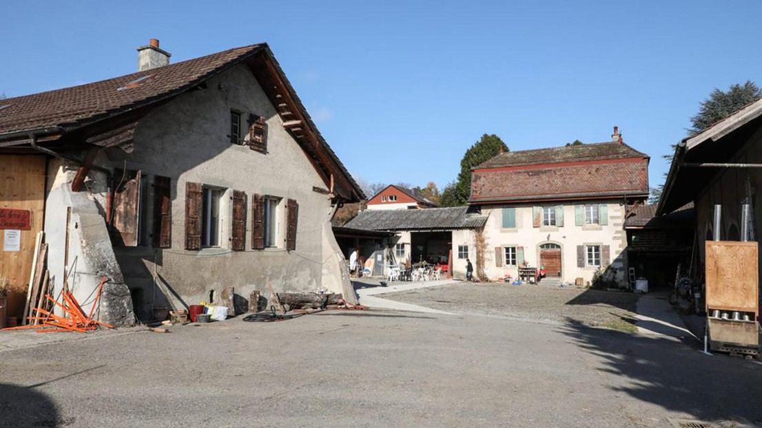 Bassenges farm courtyard - 2020 EPFL/Alain Herzog - CC-BY-SA 4.0