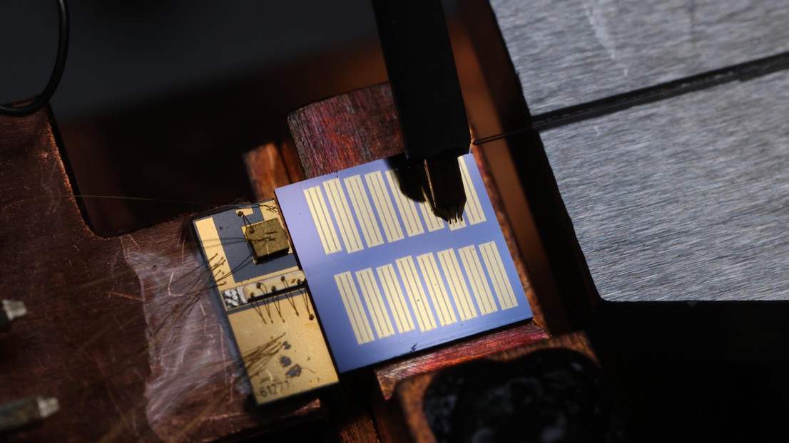 The hybrid-integrated electro-optic frequency comb generator. More than 2000 comb lines covering 450nm spectrum can be generated within a footprint smaller than 1cm2. Credit: Junyin Zhang (EPFL)