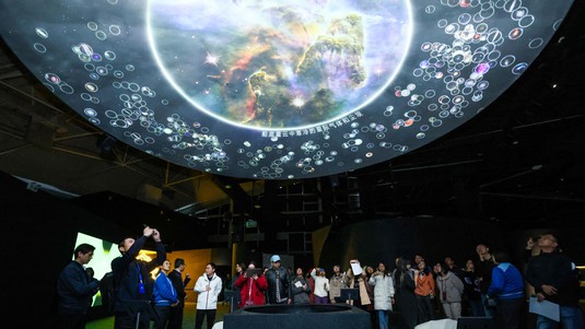 La presse chinoise découvre *Cosmic Collisions*, l'une des installations phares de *Cosmos Archaeology*, créée par le Laboratoire de muséologie expérimentale de l'EPFL (eM+).