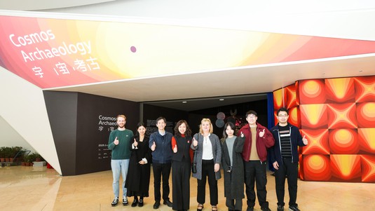 Les équipes du musée et d'EPFL Pavilions rassemblées pour le vernissage de l'exposition.