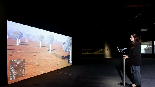 L'installation interactive SKA Simulator issue du laboratoire de muséologie expérimentale de l'EPFL (eM+), dirigé par Prof. Sarah Kenderdine.