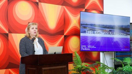 Marie Carrard, Responsable des expositions et programmes d'EPFL Pavilions, devant la presse Chinoise lors de la présentation de l'exposition.