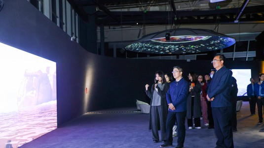La curatrice des contributions chinoises de l'exposition, Iris Long, en compagnie de la direction du musée.