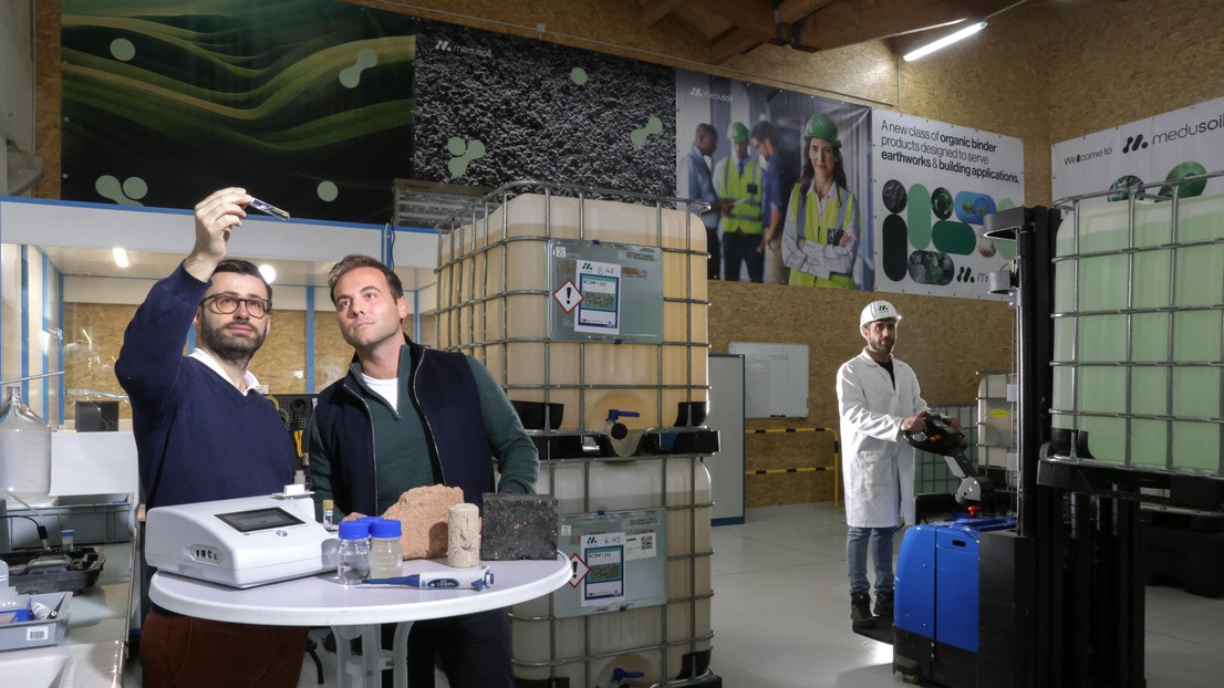 Three members of the Medusoil team - Vincent Laurençon, Dimitrios Terzis and Roberto Perez - at their production plant in Vaud canton. © Alain Herzog / EPFL 2025 - CC-BY-SA 4.0