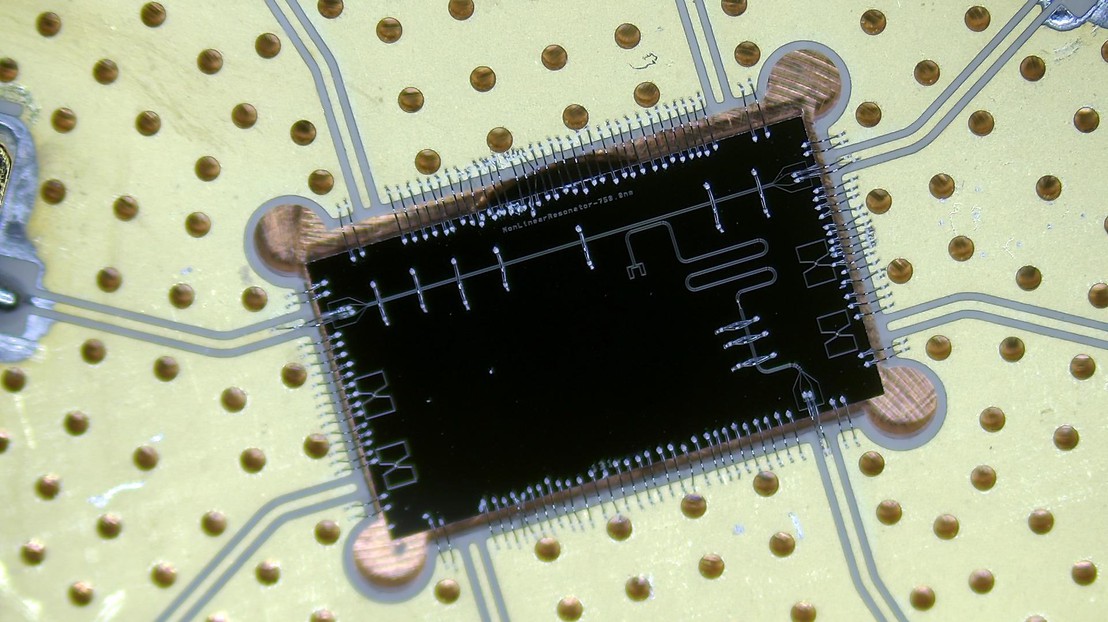 Nonlinear superconducting resonator circuit for investigating dissipative phase transitions. 2025 EPFL/Guillaume Beaulieu - CC-BY-SA 4.0