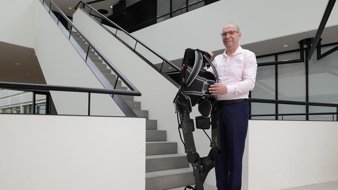 Robotician Mohamed Bouri with TWIICE exoskeleton - 2024 EPFL / Alain Herzog - CC-BY-SA 4.0 Robotician Mohamed Bouri with TWIICE exoskeleton - 2024 EPFL / Alain Herzog - CC-BY-SA 4.0