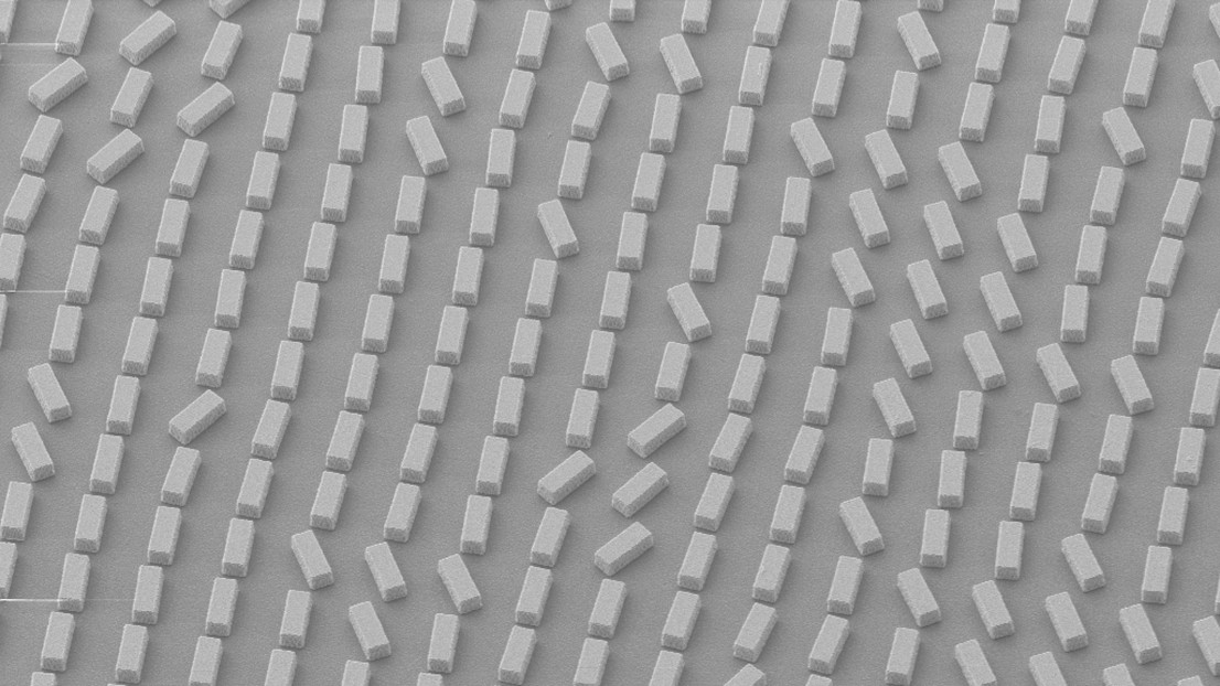 Meta-atoms at varying orientations on a chiral metasurface. 2025 EPFL Bionanophotonic Systems Lab CC BY SA 4.0 Meta-atoms at varying orientations on a chiral metasurface. 2025 EPFL Bionanophotonic Systems Lab CC BY SA 4.0