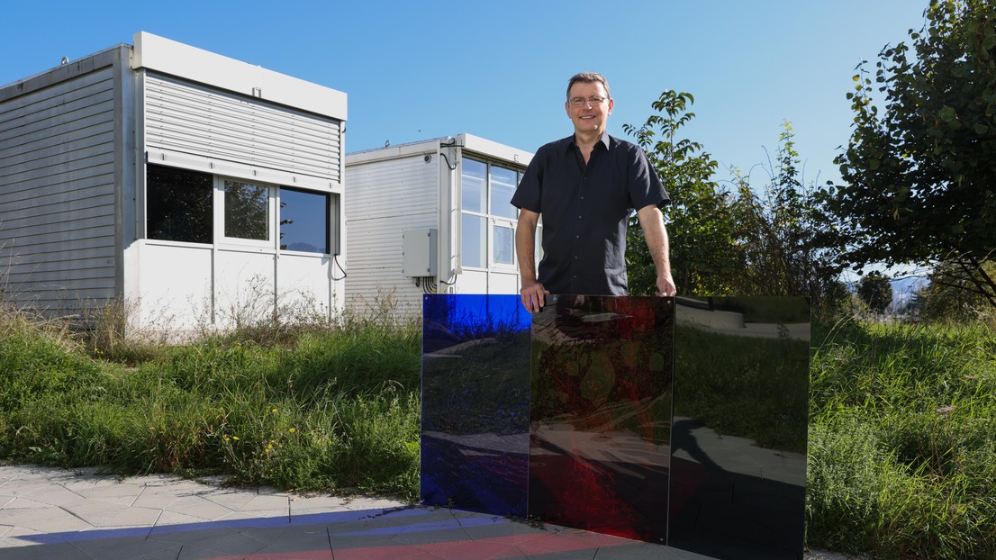 Senior scientist Jan Wienold with the colored filters used during the experiment. 2025 EPFL/Alain Herzog - CC-BY-SA 4.0 Senior scientist Jan Wienold with the colored filters used during the experiment. 2025 EPFL/Alain Herzog - CC-BY-SA 4.0
