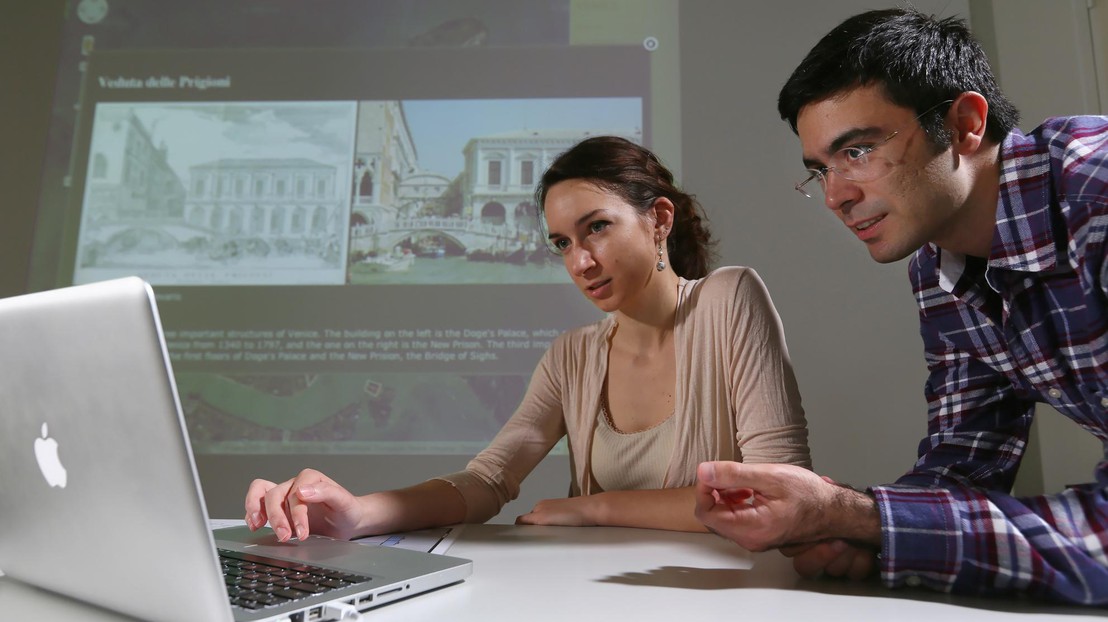 Tania Palmieri and Orhan Öçal beaming their work. © Alain Herzog / EPFL