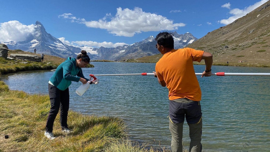 EPFL Researchers taking samples from alpine lakes. 2026 EPFL/Anna Carratal&agrave; CC-BY-SA 4.0