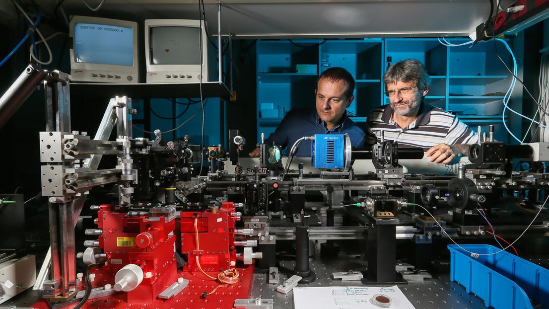 Vincenzo Savona and Romuald Houdré ©2014 Alain Herzog/EPFL Vincenzo Savona and Romuald Houdré ©2014 Alain Herzog/EPFL
