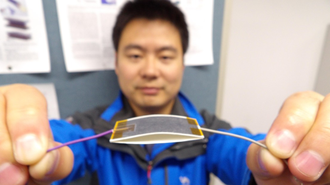 Xiao-Sheng Zhang with his device Xiao-Sheng Zhang with his device