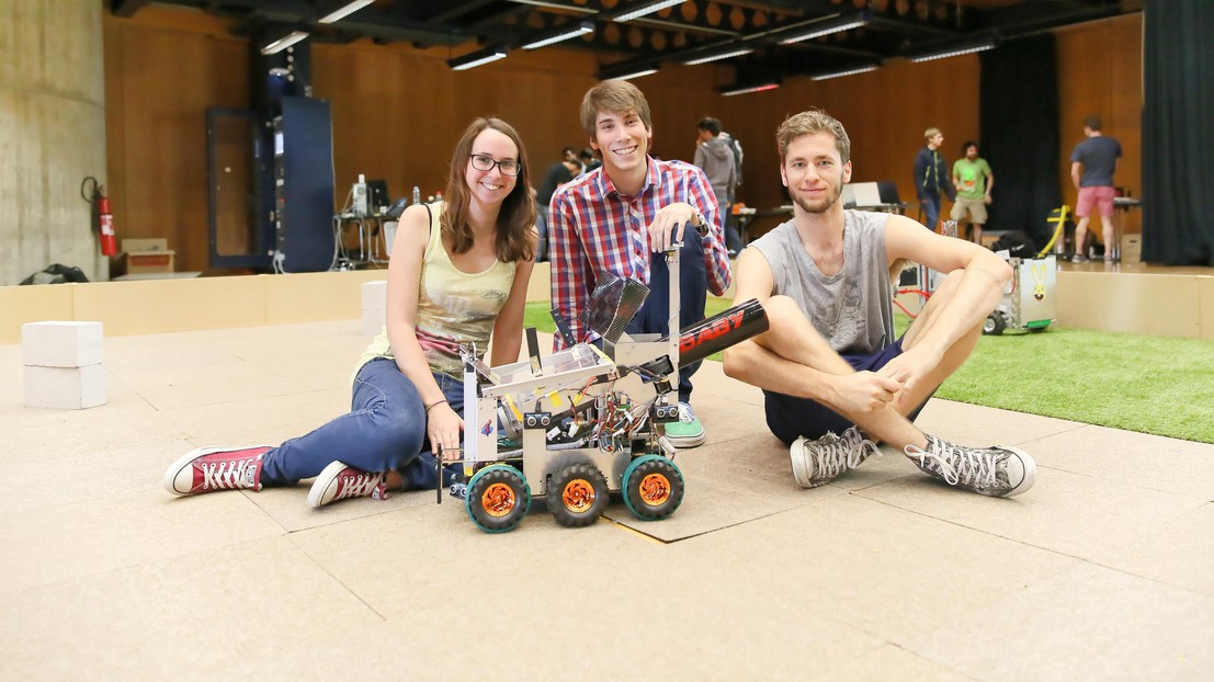 Chiara Ercolani, Loïc Oberson and Antoine Tardy won the first prize of the contest © Alain Herzog / 2016 EPFL Chiara Ercolani, Loïc Oberson and Antoine Tardy won the first prize of the contest © Alain Herzog / 2016 EPFL