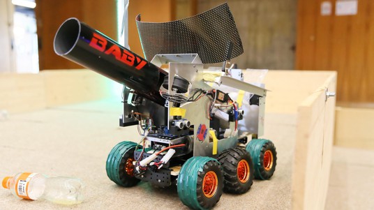Robot Baby can shoot bottles into the air© Alain Herzog / 2016 EPFL