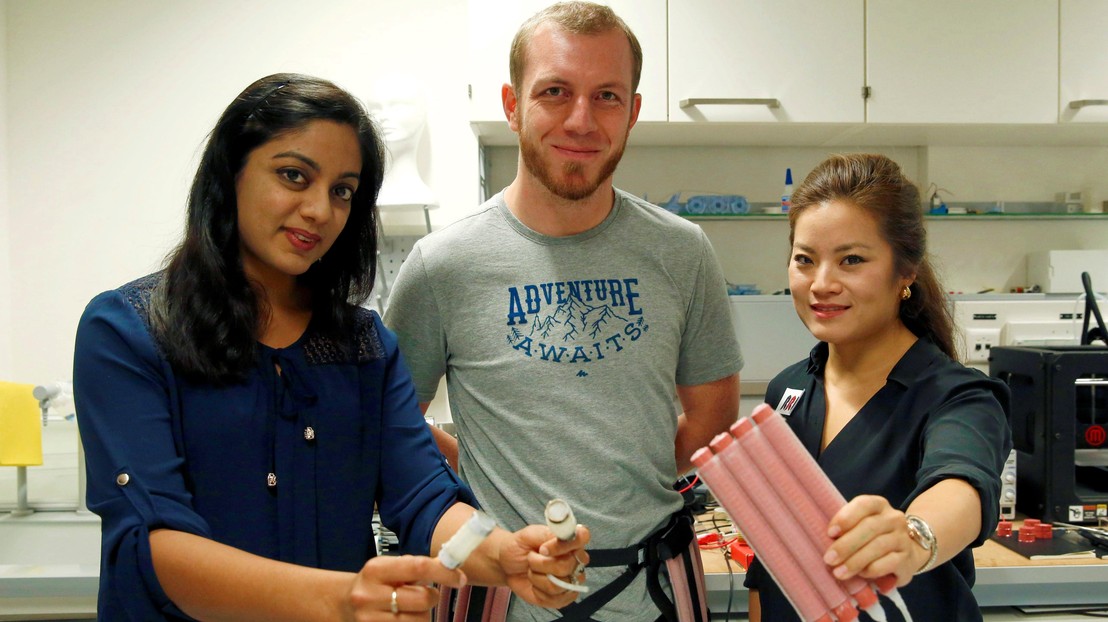 Gunjan Agarwal, Matthew Robertson and Jamie Paik © Marc Delachaux /2016 EPFL Gunjan Agarwal, Matthew Robertson and Jamie Paik © Marc Delachaux /2016 EPFL