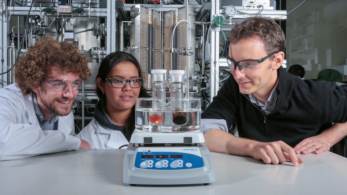 Jeremy Luterbacher (R) with two lab members look at lignin extracts © Alain Herzog/J. Luterbacher/EPFL