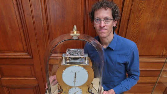 SImon Henein and the IsoSPring clock©Alain Herzog / 2016 EPFL