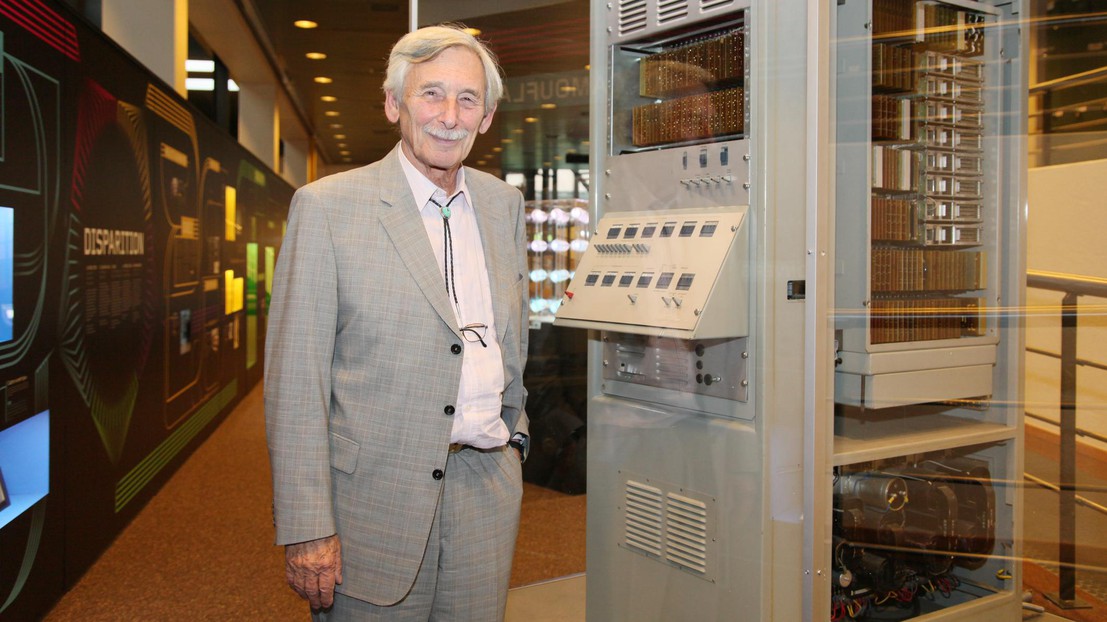 Peter Toth, creator of the CORA, has been able to see his machine again at EPFL.© EPFL / Alain Herzog