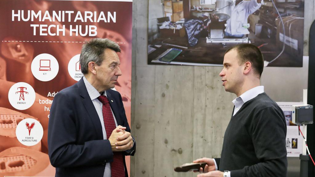 Gregory Huot presents the research to ICRC President, Peter Maurer. © Alain Herzog Gregory Huot presents the research to ICRC President, Peter Maurer. © Alain Herzog