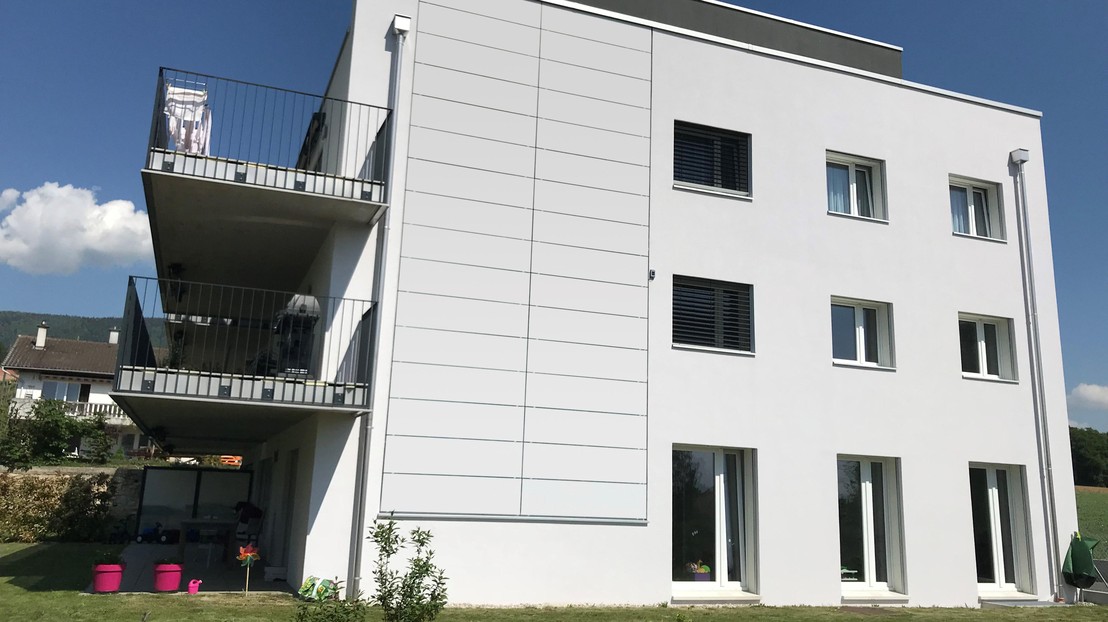 The photovoltaic materials covering this facade meet aesthetic requirements. Made by Solaxess, based on a technology developed by CSEM.