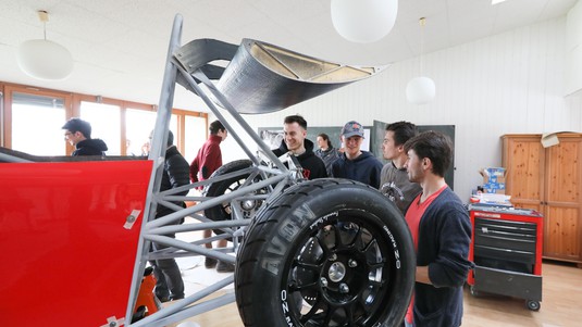 Lausanne Racing Team lors de la construction de sa monoplace de course.© Alain Herzog/ 2019 EPFL