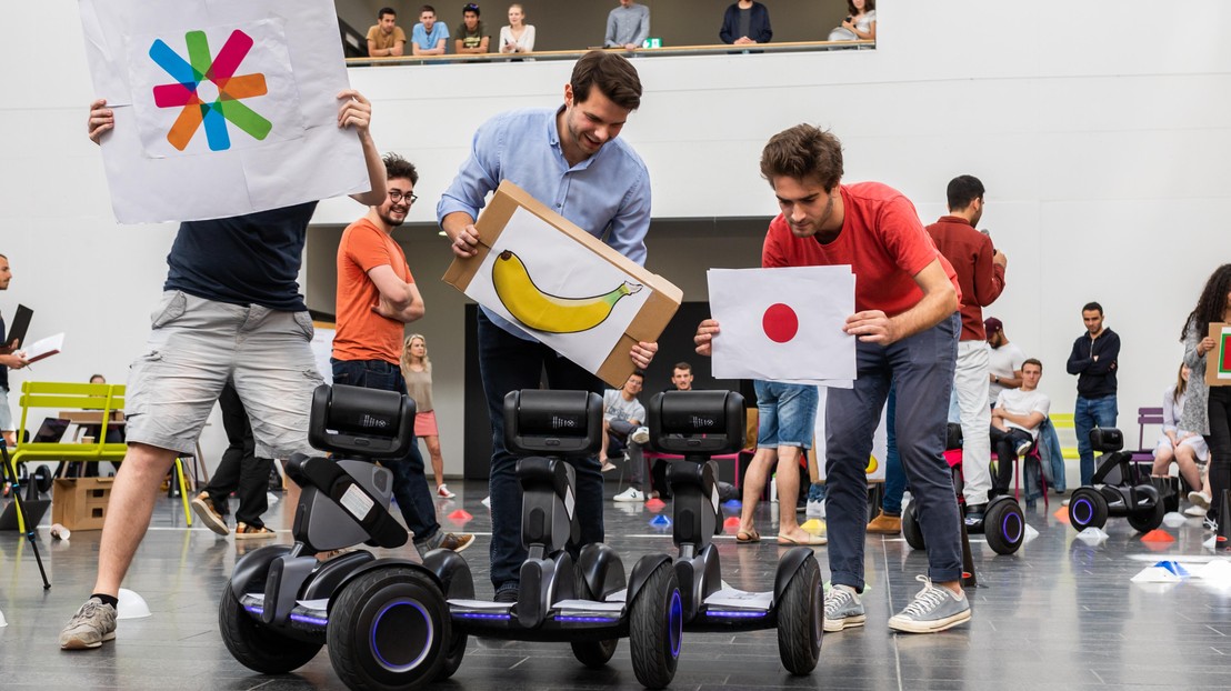 Students using images to guide their robots during the race © Jamani Caillet / EPFL 2019 Students using images to guide their robots during the race © Jamani Caillet / EPFL 2019