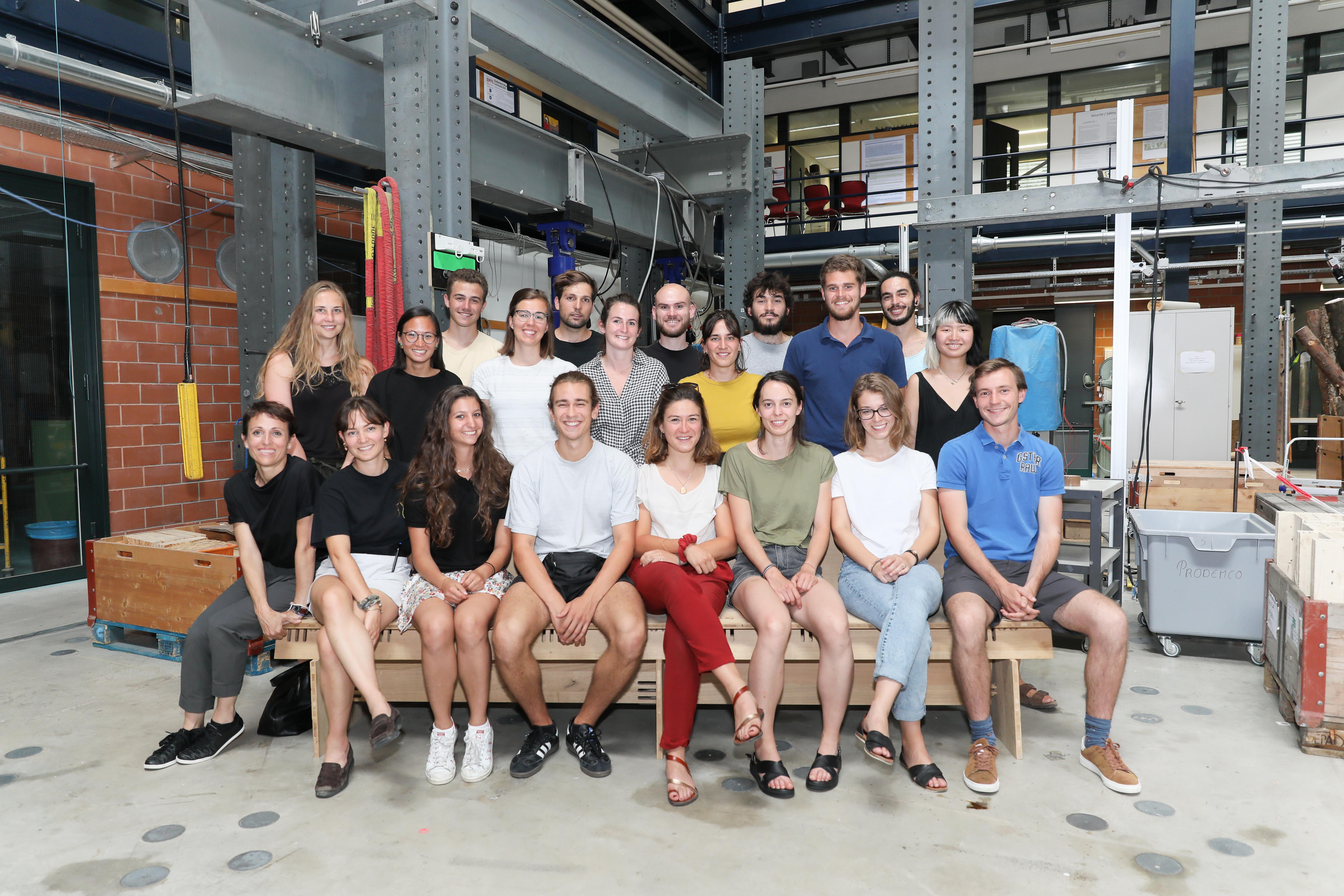 Patricia Guaita, à gauche, avec les étudiants sélectionnés pour le projet. © Alain Herzog / EPFL