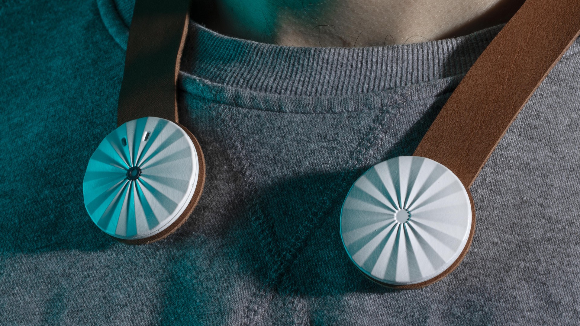 The prototype of the daylight sensor to wear on the shoulders. © HEAD-Baptiste Coulon