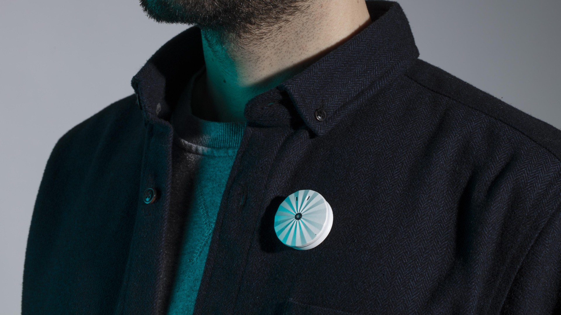 The prototype of the daylight sensor to wear on a pin. © HEAD-Baptiste Coulon