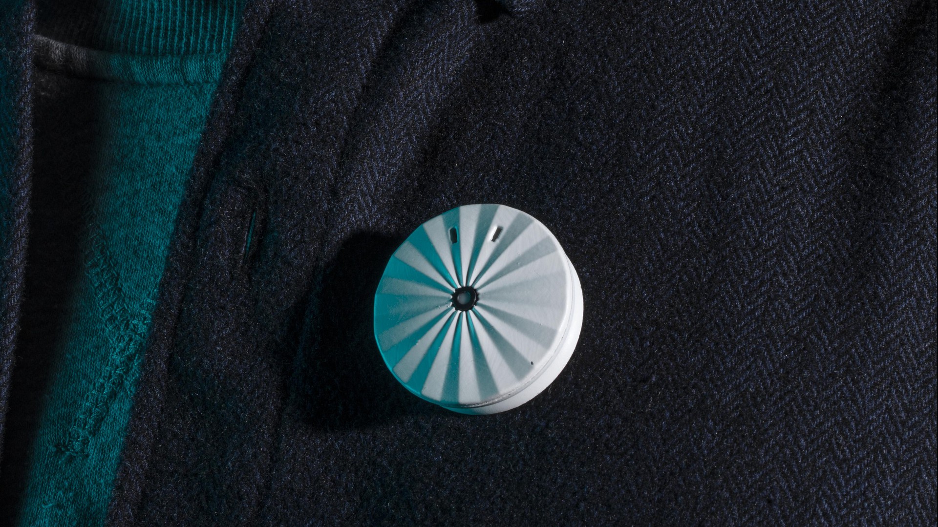 The prototype of the daylight sensor to wear on a pin. © HEAD-Baptiste Coulon