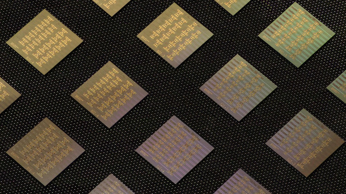 Integrated silicon nitride photonic chips with aluminium nitride actuators (credit: Jijun He, Junqiu Liu)