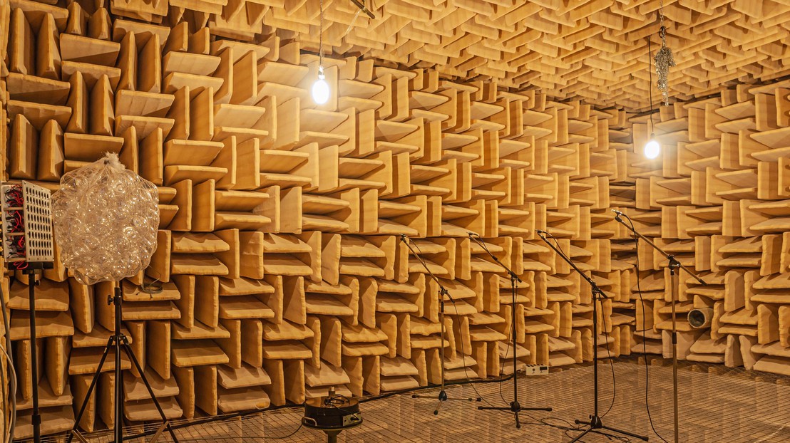 A gauche, le réseau de haut-parleurs. Devant, le métamatériau acoustique qui encode l'information. A droite, les microphones utilisés pour imager la source. @Bakhtiyar Orazbayev/EPFL