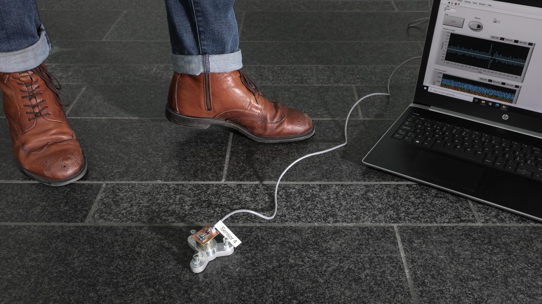 Grâce à des capteurs repartis sur les planchers, il est possible d'enregistrer les vibrations du sol provoquées par les pas.© 2020 EPFL